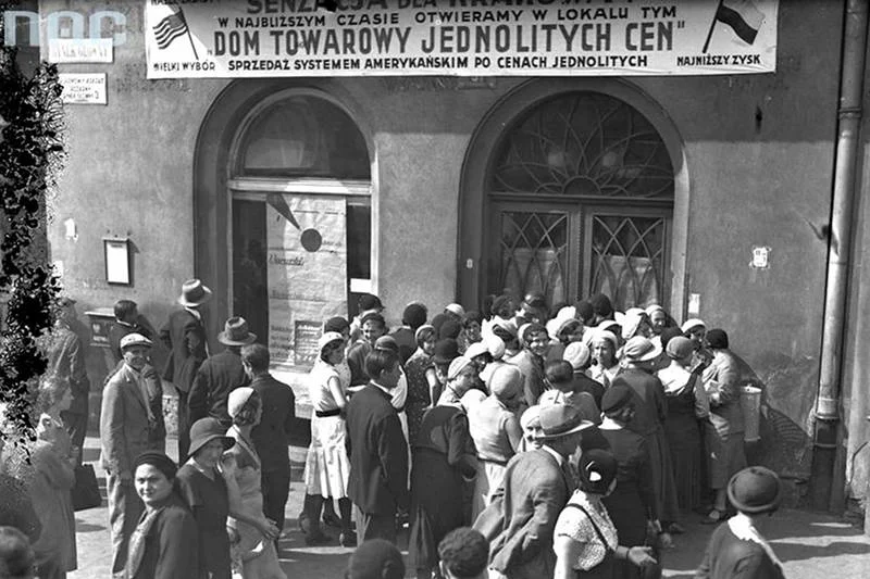 Kolejka do domu towarowego jednolitych cen w Warszawie. To jedno z wielu zdjęć przedstawiających handel w II Rzeczpospolitej
