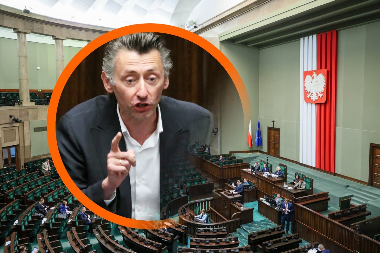 Wiceminister nauki i szkolnictwa wyższego Maciej Gdula. W tle sala plenarna Sejmu.