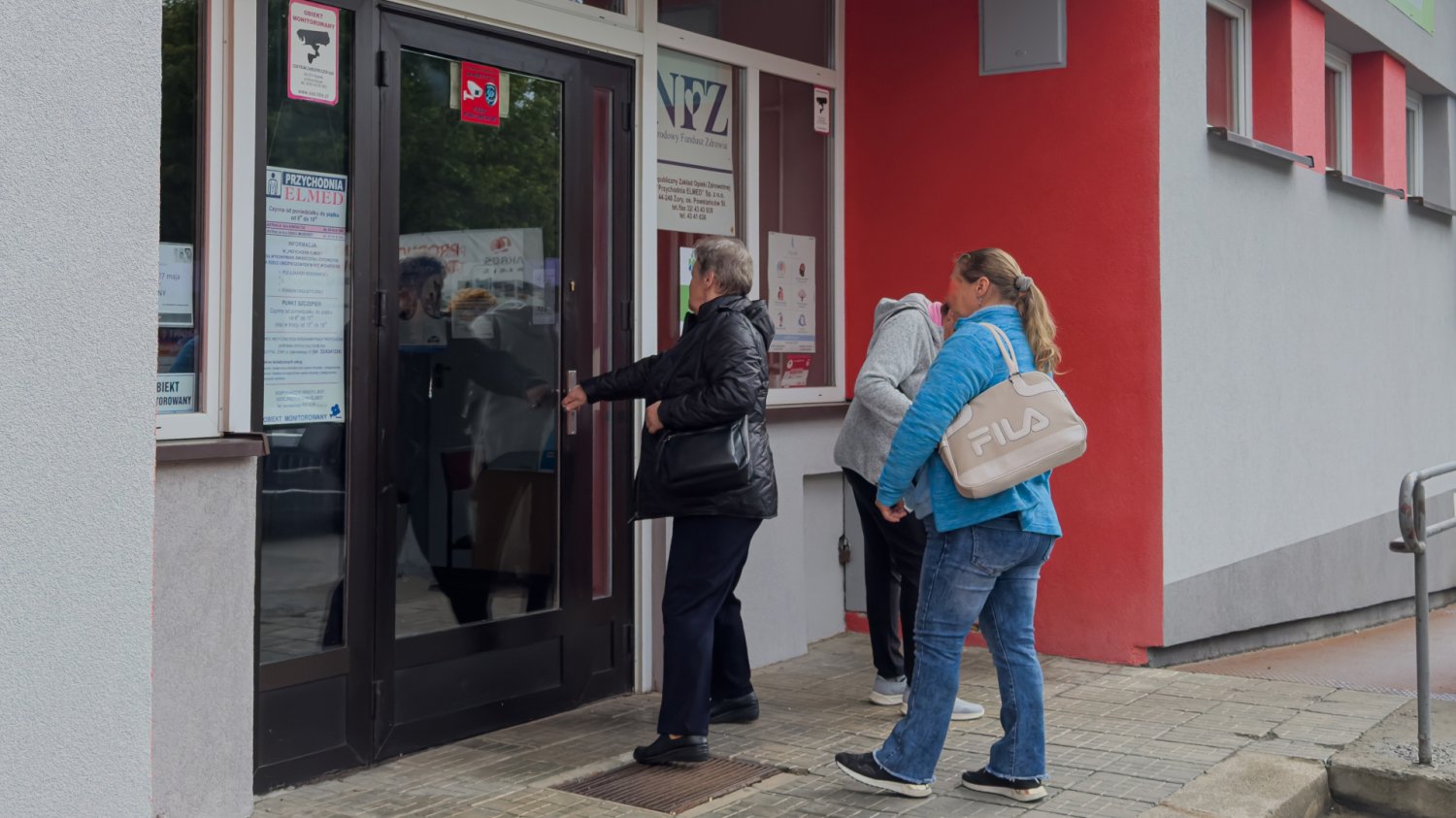 Oszustwo na NFZ. Złodzieje obiecują rzekomy zwrot pieniędzy za leki