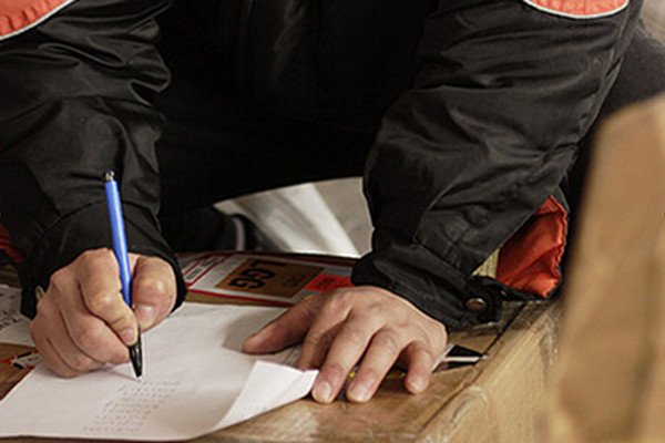 Kurierzy, choć są lepsi niż Poczta Polska, nie uchronili się przed krytyką.