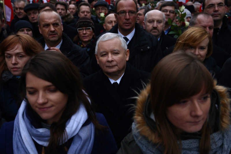 PiS zwozi autokarami swoich zwolenników na wiec poparcia dla rządu. Zdjęcie z marszu 13 grudnia 2015 roku.