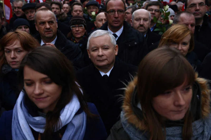 PiS zwozi autokarami swoich zwolenników na wiec poparcia dla rządu. Zdjęcie z marszu 13 grudnia 2015 roku.