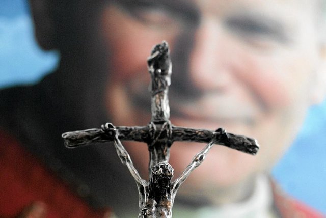 Pomnik papieża Jana Pawła II, z którego chciano ściągnąć krzyż, sprzedano za 20 tys. euro. Monument zmieni lokalizację.