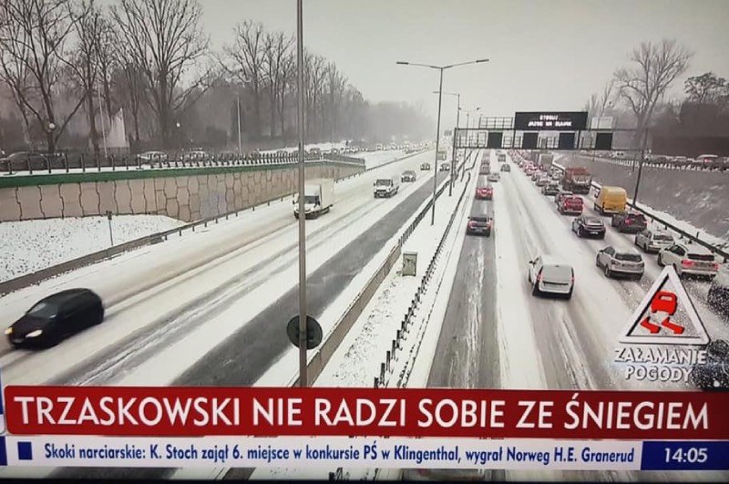 Pasek z TVP Info jasno wskazywał, kto odpowiada za utrudnienia za warszawskich drogach.