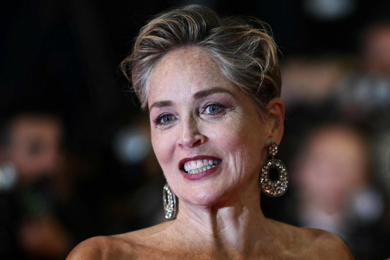 Roześmiana Sharon Stone zapozowała topless. "Wdzięcznie nieperfekcyjna"