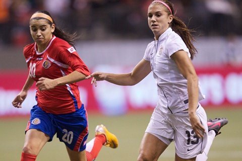 Alex Morgan (z prawej) według wielu kibiców jedna z najładniejszych piłkarek