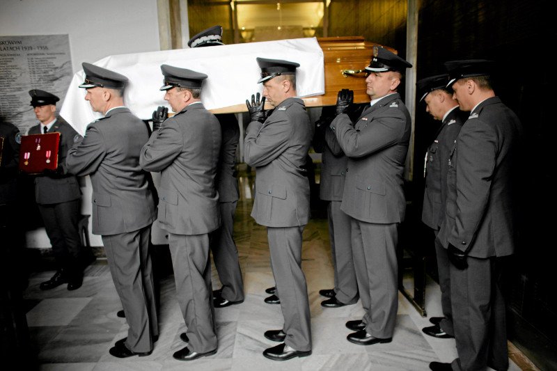 Siostra księdza, który zginął w katastrofie smoleńskiej, otrzymała 80 tys. zł zadośćuczynienia (zdjęcie poglądowe).