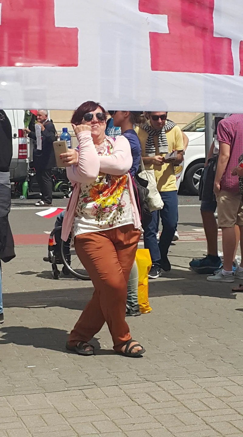 Zwolenniczka Trumpa/PiS pokazuje "lewakom" gest Kozakiewicza.