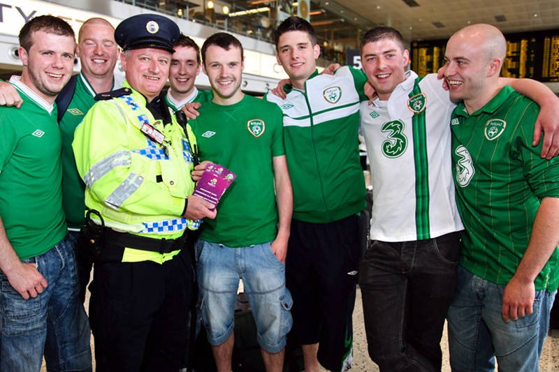 Irlandzki policjant przekazuje zgubione bilety kolegom Damiana