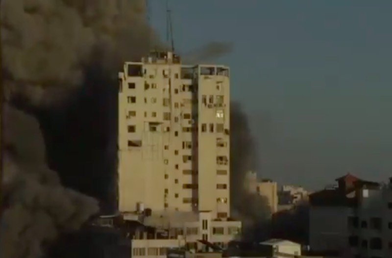 Przed bombardowaniem budynek został ewakuowany.