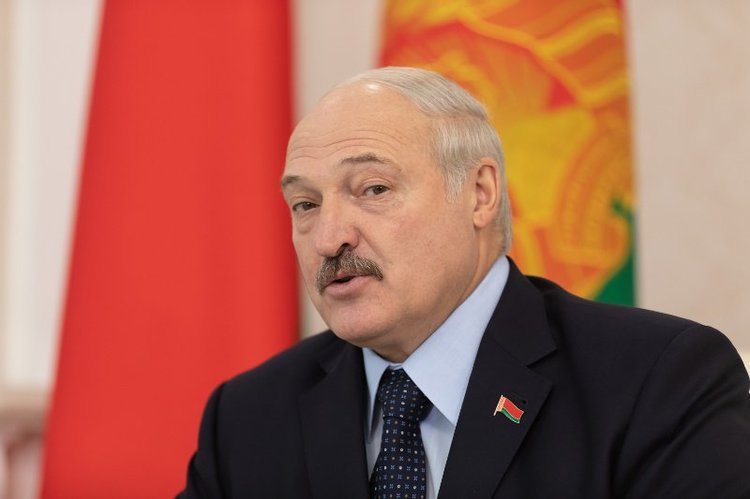 Łukaszenka przekonuje, że protesty są wynikiem "zewnętrznej ingerencji". Marsz poparcia dla Aleksandra Łukaszenki w Mińsku. Pojawił się sam prezydent Białorusi.