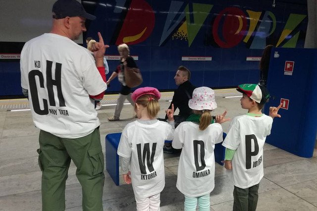 Ojciec z trójką dzieci w koszulkach z napisem CHWDP.