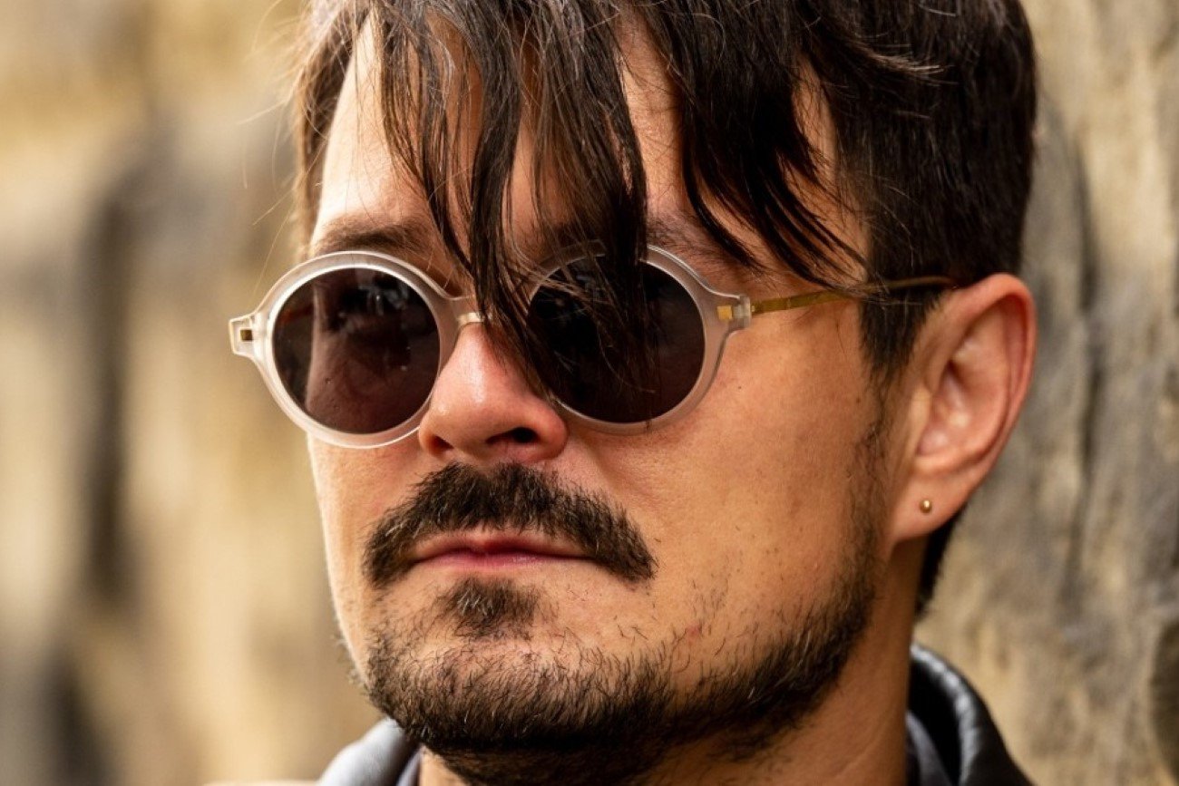 Dawid Ogrodnik jako nauczyciel Jan Sienkiewicz (tak, Sienkiewicz) w filmie "Pieprzyć Mickiewicza").