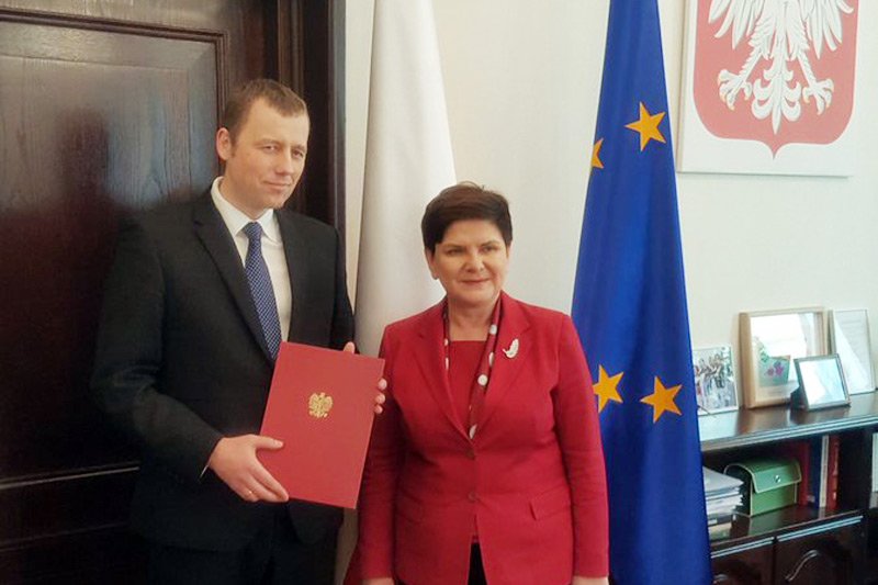 Premier Beata Szydło w towarzystwie nowego pełnomocnika rządu ds. Centralnego Portu Komunikacyjnego Mikołaja Wilda.