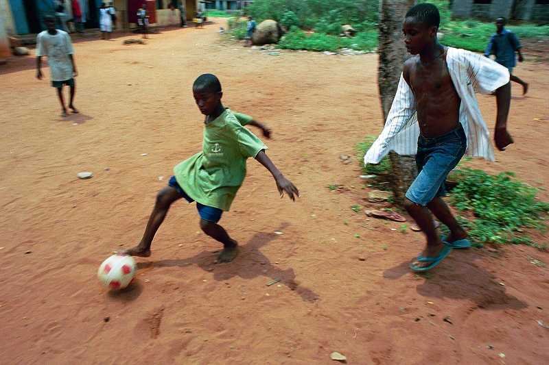 Nigeryjska młodzież gra w piłkę. Zawodników z Afryki łatwo jest oszukać i wykorzystać