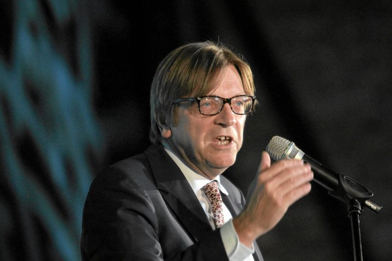 Były premier Belgii nie szczędzi słów krytyki Prawu i Sprawiedliwości.