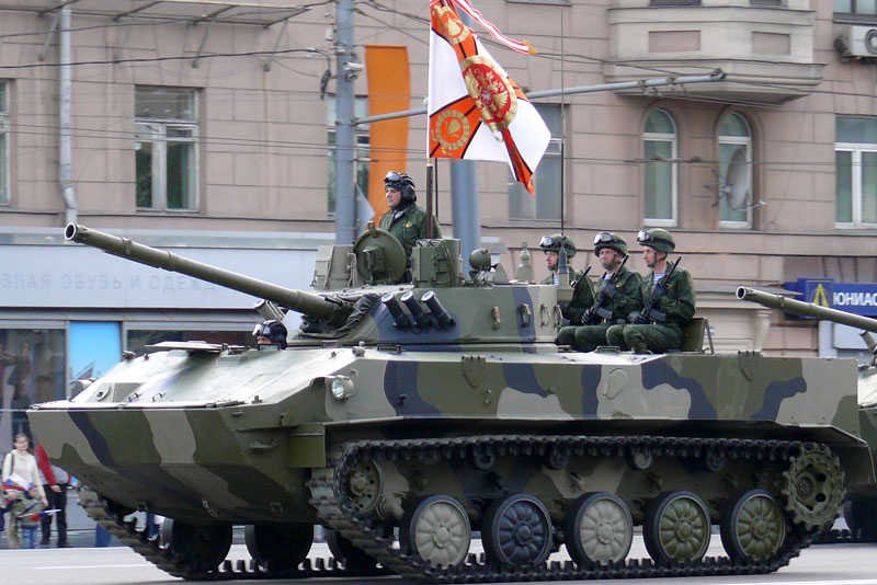 Ukraińskie firmy nadal dostarczają uzbrojenie Rosji. (Zdjęcie ilustracyjne: rosyjski czołg na paradzie z okazji Dnia Zwycięstwa w 2008 roku).