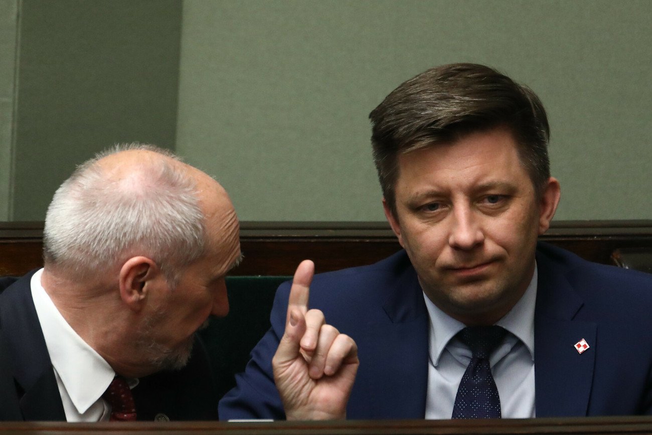 Szef KPRM Michał Dworczyk miał krytycznie komentować działania Antoniego Macierewicza.