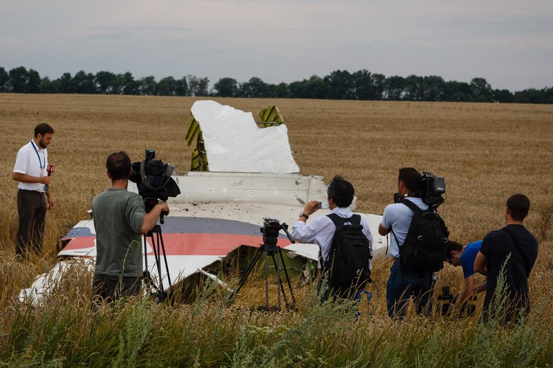Dziennikarze na miejscu katastrofy samolotu Malaysia Airlines.