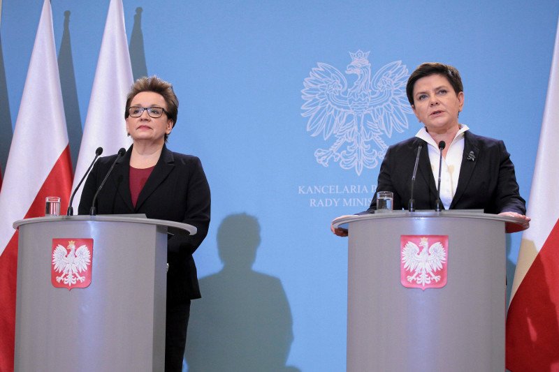 Zdaniem premier Beaty Szydło referendum w sprawie reformy edukacji nie będzie, bo wniosek wpłynął za późno. Na zdjęciu: Anna Zalewska i Beata Szydło podczas konferencji prasowej w styczniu.