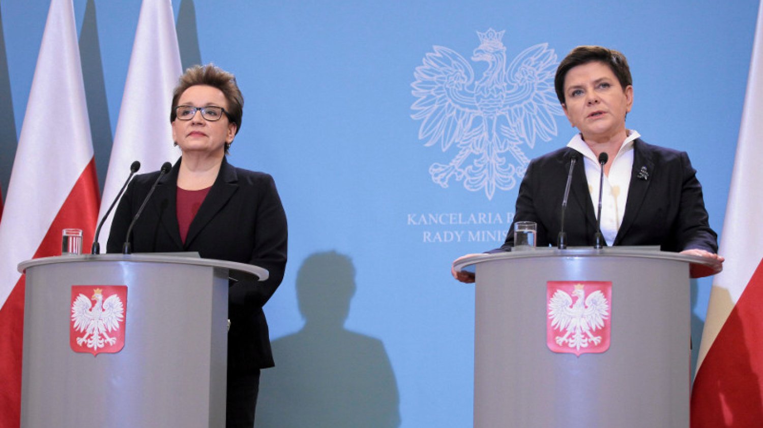 Zdaniem premier Beaty Szydło referendum w sprawie reformy edukacji nie będzie, bo wniosek wpłynął za późno. Na zdjęciu: Anna Zalewska i Beata Szydło podczas konferencji prasowej w styczniu.