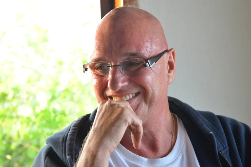 – Jesteśmy lepszymi poetami niż pisarzami – mówi pisarz, scenarzysta, dramaturg i aktor Cezary Harasimowicz.