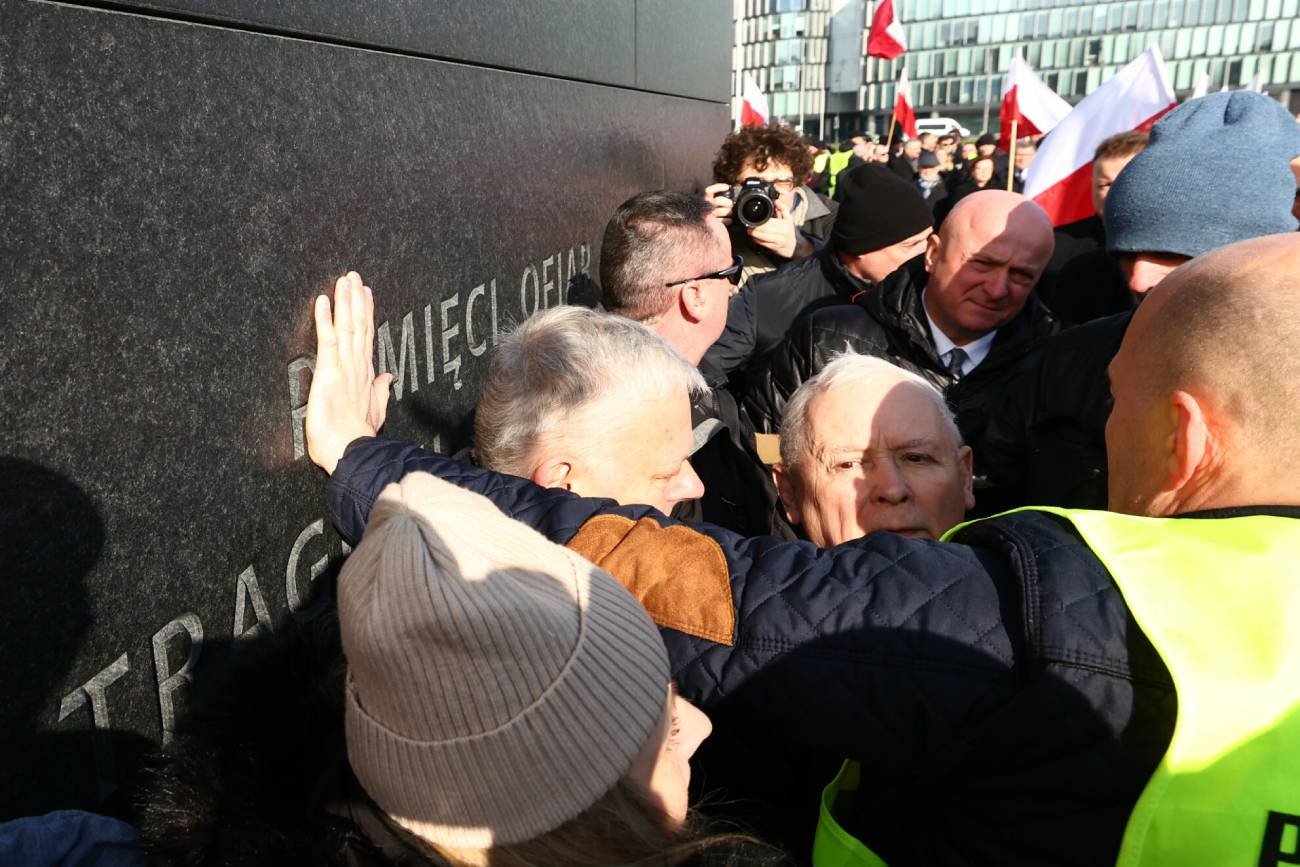 Suski zniszczył wieniec pod pomnikiem smoleńskim. Może ścigać go policja