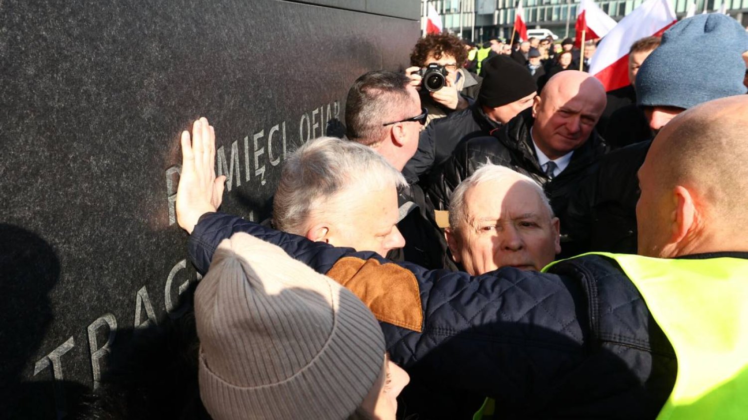 Suski zniszczył wieniec pod pomnikiem smoleńskim. Może ścigać go policja