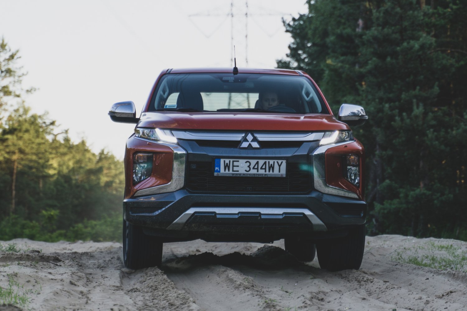 Mitsubishi L200 jest bardzo dzielne w terenie. Nawet jak na pickupa.