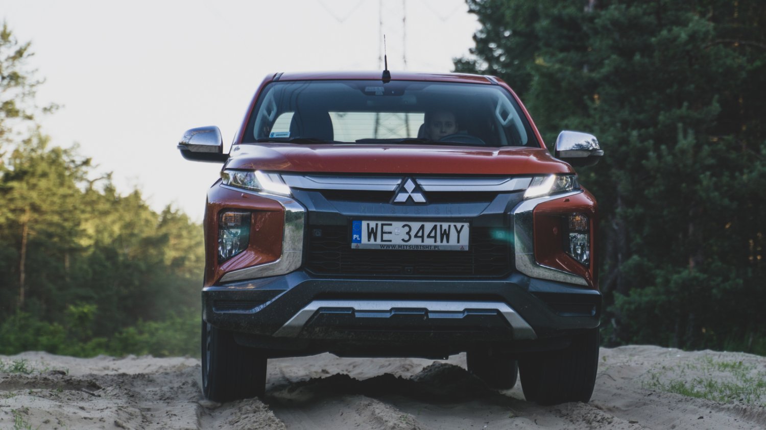 Mitsubishi L200 jest bardzo dzielne w terenie. Nawet jak na pickupa.
