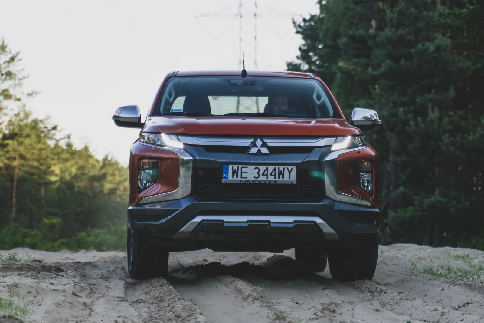 Mitsubishi L200 jest bardzo dzielne w terenie. Nawet jak na pickupa.