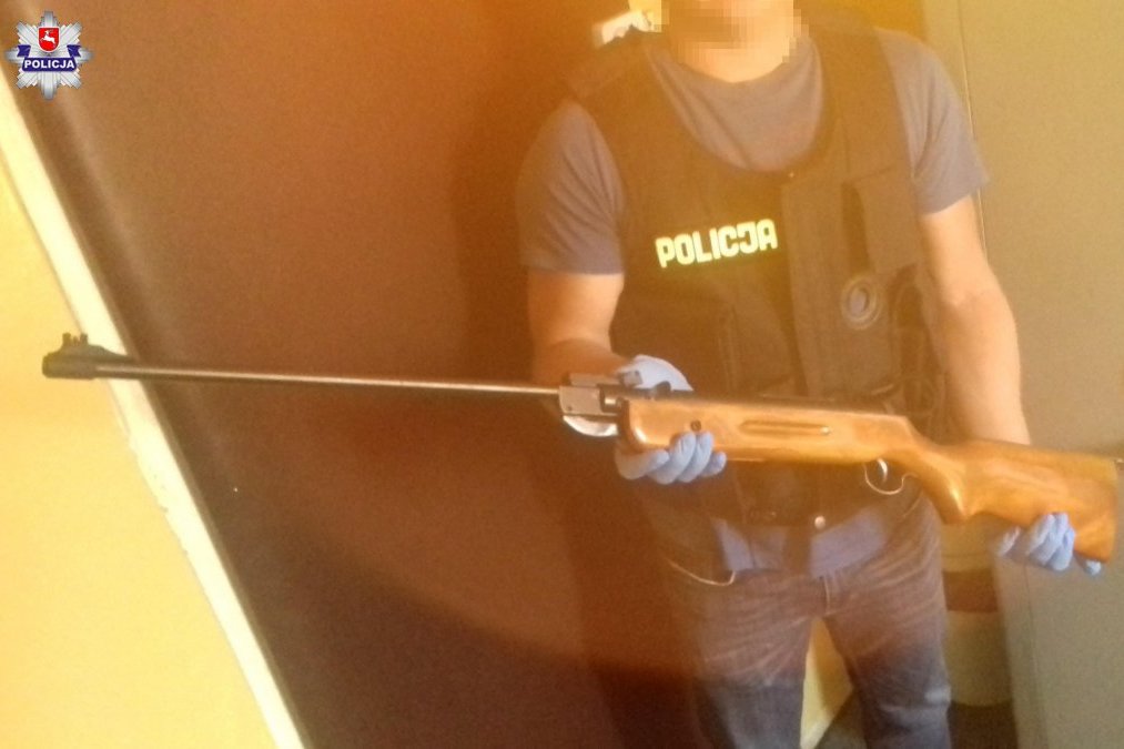 Lekarze strzelali z wiatrówki do butelki, trafili w pacjentklę