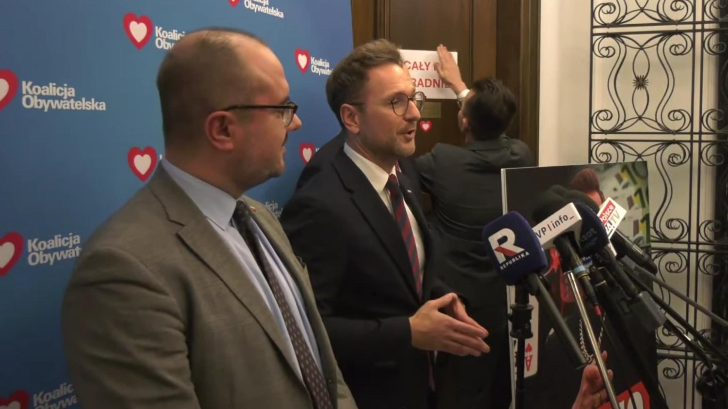 Joński bohaterem konferencji PiS. Zza drzwi wyszedł poseł KO i się zaczęło