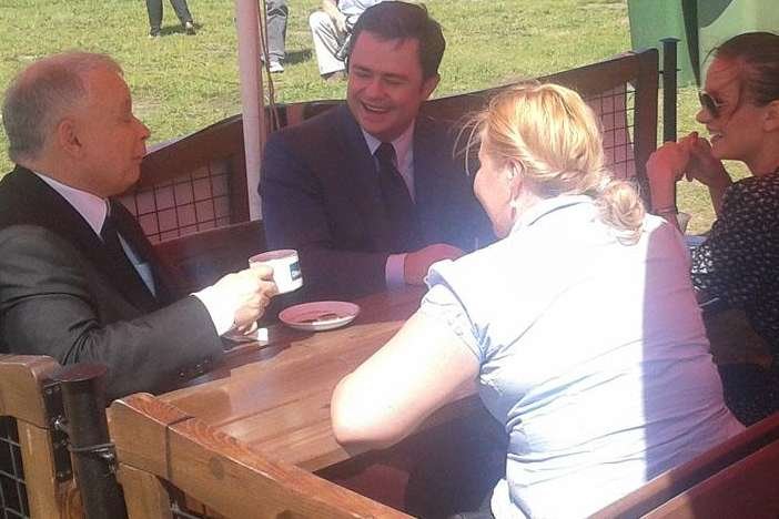 Jarosław Kaczyński, Adam Hofman i młode działaczki PiS przed konferencją prezesa nad Wisłą