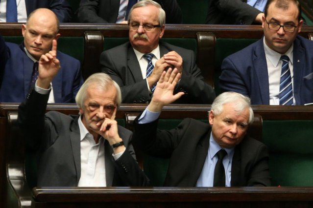 PiS idzie po swoje w urzędach administracji państwowej