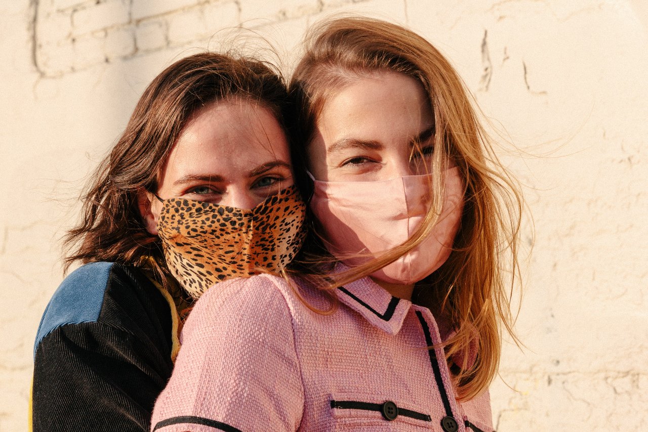 Kim są młodzi Polacy i Polki, którzy zamiast z ulgą pozbyć się maseczek wolą wciąż w nich chodzić?