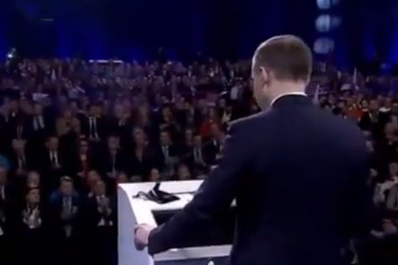 Andrzej Duda przekonuje, że widoczny w kadrze powyżej ekran wbudowany w mównicę miał za "czarny pulpit" i niczego z niego nie czytał.