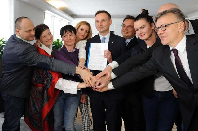Urzędnicy Andrzeja Dudy pokazują projekt ustawy mającej pomóc frankowiczom.