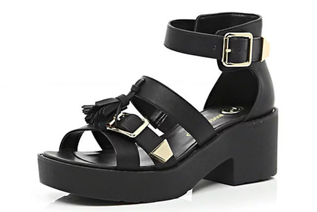 River Island proponuje sandały toporne, utrzymane w grunge'owym klimacie.