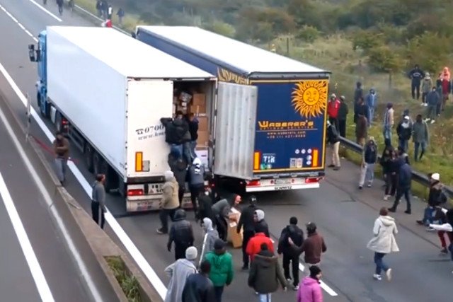 Na nagraniu uchwycono chwilę, w której imigranci otworzyli drzwi naczepy TIR-a