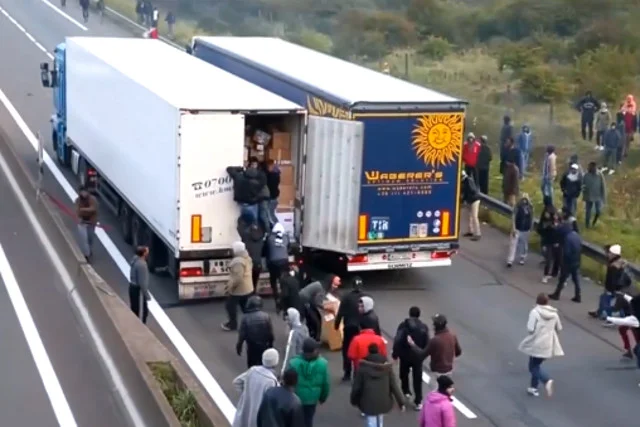 Na nagraniu uchwycono chwilę, w której imigranci otworzyli drzwi naczepy TIR-a