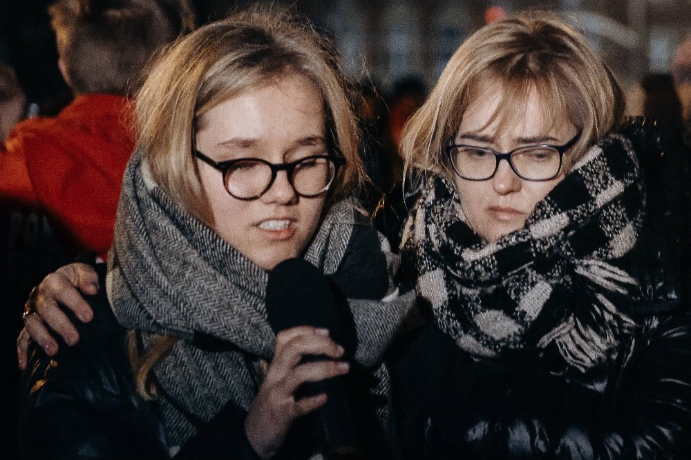 Magdalena i Antonina Adamowicz podczas wieczornego czuwania w Gdańsku wspominają Pawła Adamowicza.