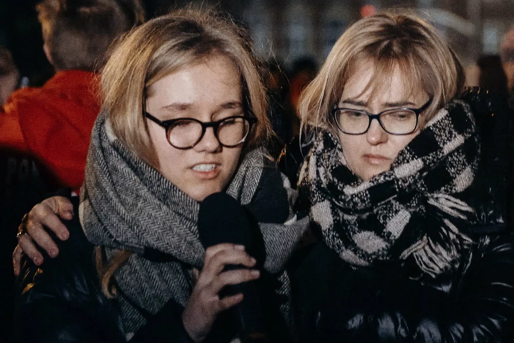 Magdalena i Antonina Adamowicz podczas wieczornego czuwania w Gdańsku wspominają Pawła Adamowicza.
