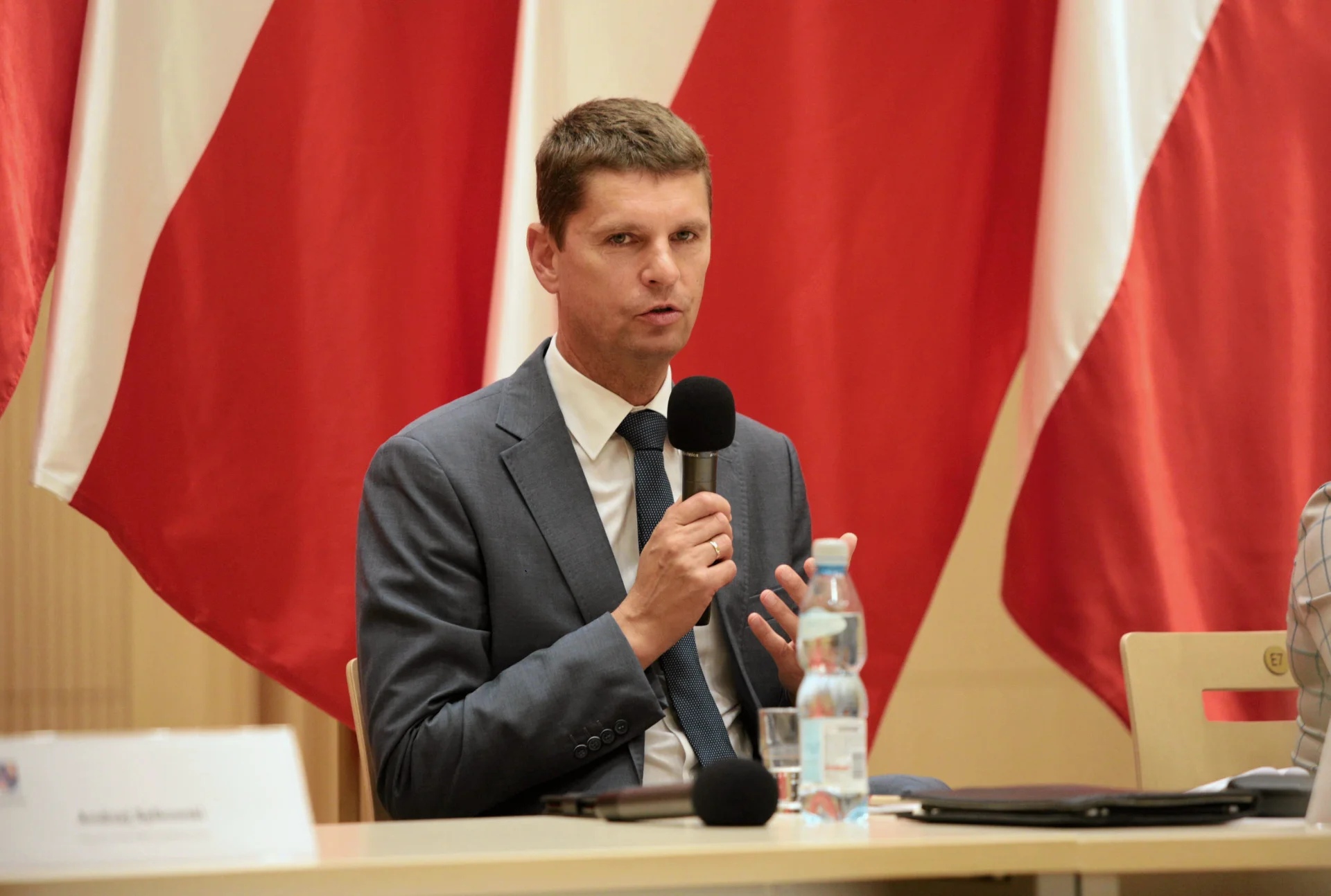 Raport ECDC sprzeczny ze słowami Dariusza Piontkowskiego.