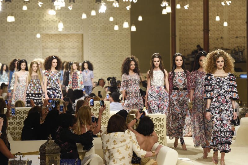 Finał pokazu Chanel z Dubaju Cruise 2014-2015