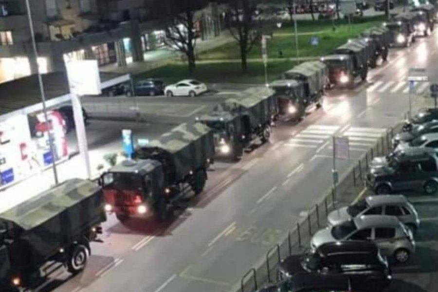 Ciężarówki wojskowe wywożą trumny z ciałami ofiar koronawirusa we włoskim Bergamo.