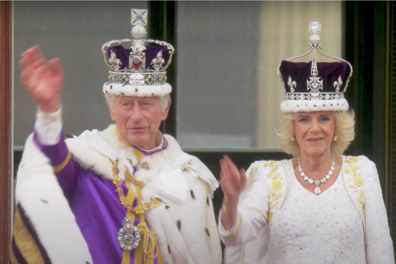 Królewska para wróciła "na bis", by pomachać w stronę tłumu.