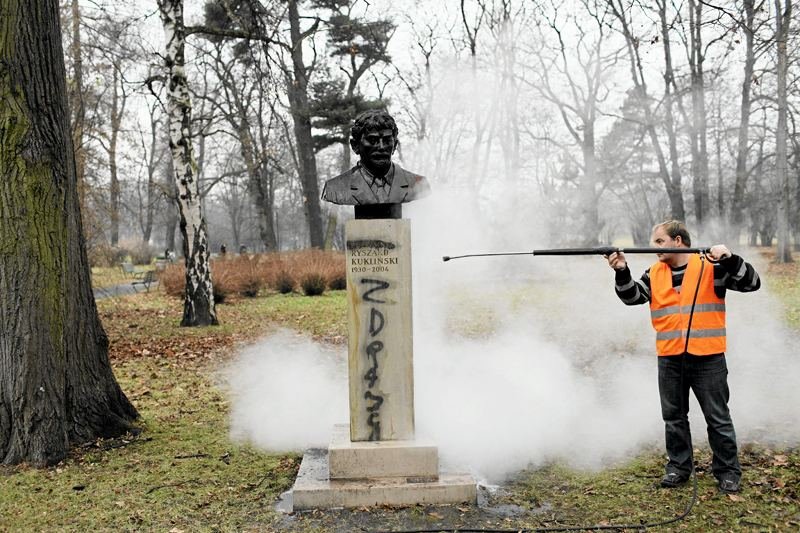Zdewastowany pomnik płk. Ryszarda Kuklińskiego w Krakowie.