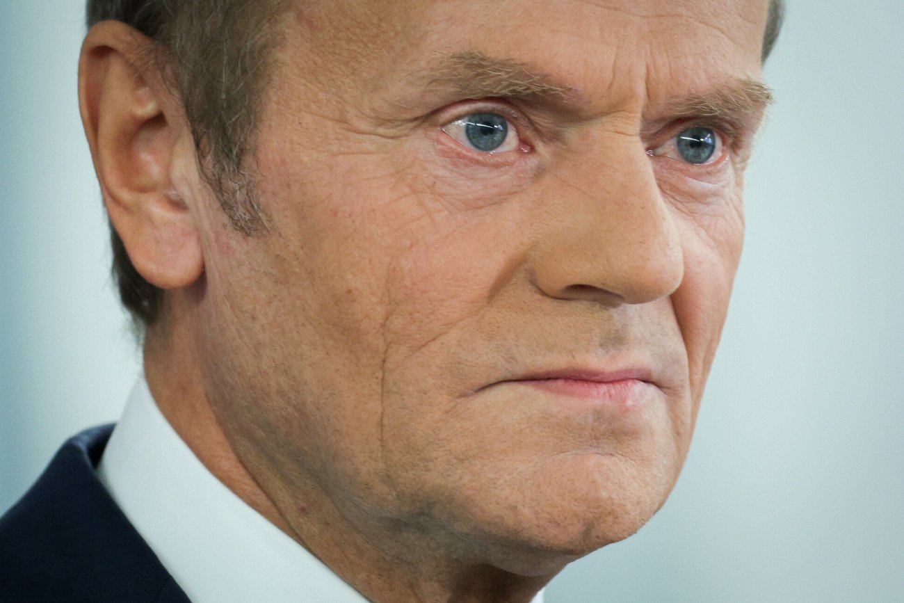 Donald Tusk wymownie podsumował na Twitterze niezapowiedziane wcześniej spotkanie szefa polskiego rządu z przedstawicielką francuskiej opozycji Marine Le Pen.