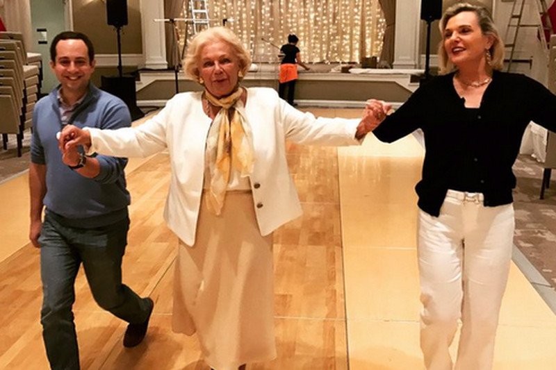 Senator Anna Maria Anders (po prawej) ćwiczy poloneza w Miami (USA).